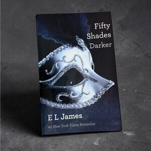 Fifty Shades Darker by E L James - Paperback Book (Black & Silver Cover)
